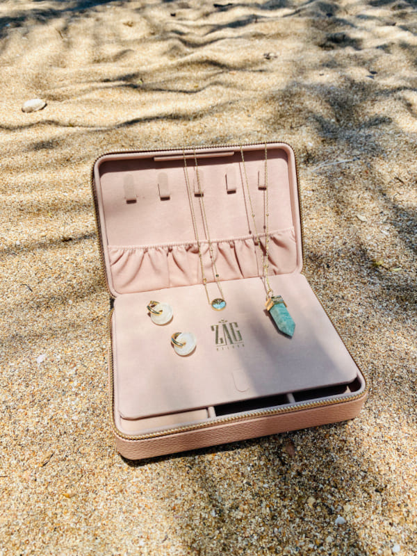 Boite à bijoux de marque ZAG, posé sur la plage